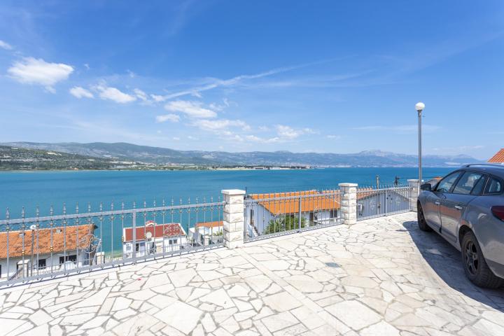 Trogir, prekrasan hotel 2. 408, 84m2 sa pogledom na more