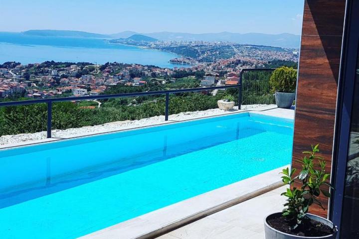 Split, Podstrana dvije vile s bazenima i pogledom na more
