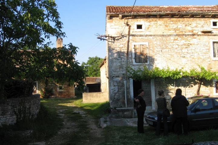 Istra, Šajini, kamena kuća sa šternom 166m2 za adaptaciju