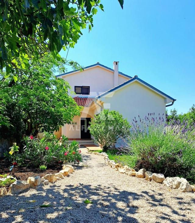 Samostojeća kuća s bazenom i velikom okućnicom u okolici Dobrinja - ID 433