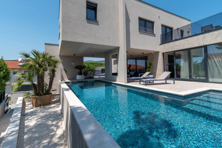 Trogir okolica - moderna vila s bazenom blizu mora
