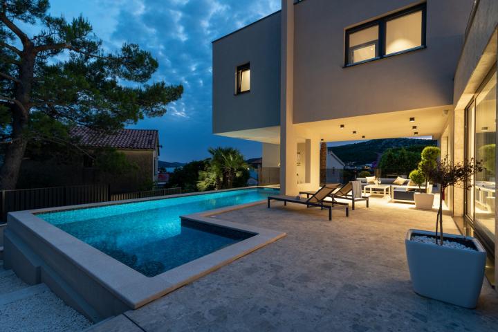 Trogir okolica - moderna vila s bazenom blizu mora