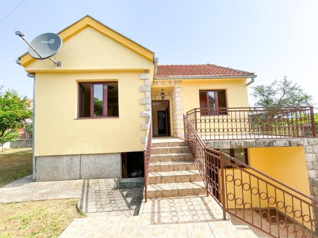 Dvosobna kuća, Tološi, Podgorica