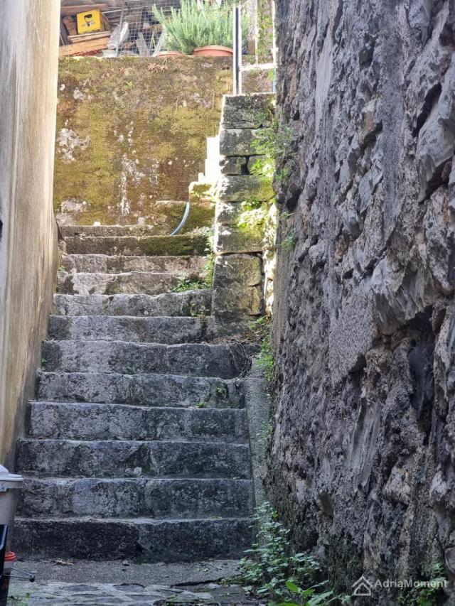 Kamena kuća na prvoj liniji Boke Kotorske - Kostanjica