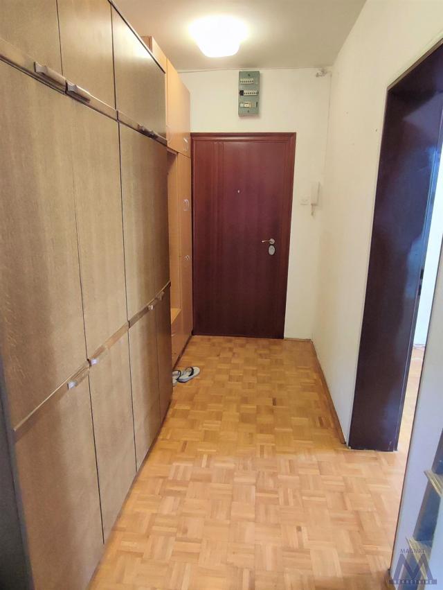 Novi Sad, Novo Naselje - Šonsi, na prvom spratu stambene zgrade na prodaju uknjižen trosoban stan od