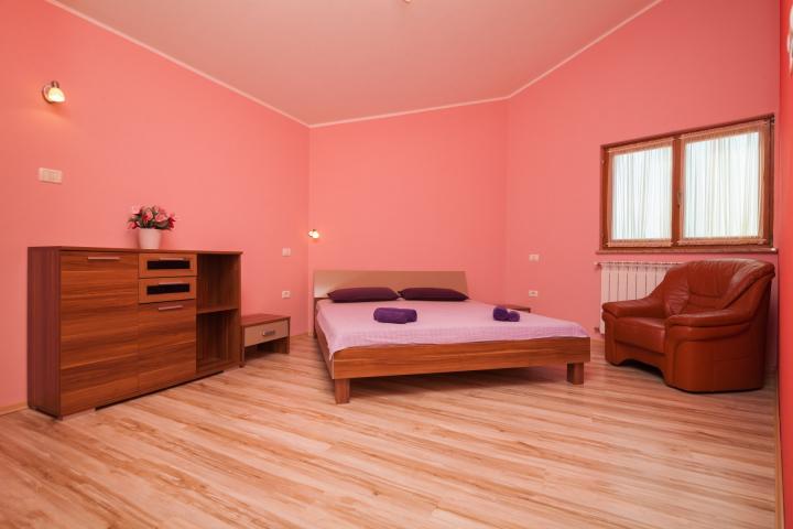 Istra, Banjole - prostrana stambeno poslovna kuća za odmor, NKP 750m2, parcela 1370m2