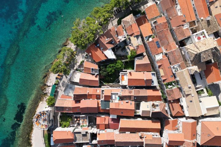 Stari grad Korčula, kamena kuća, prvi red do mora