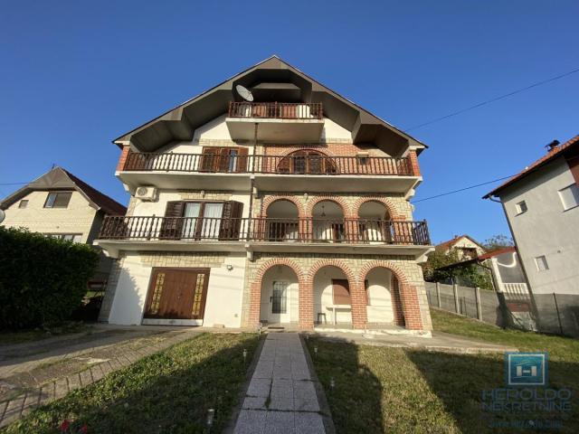 Velika porodična kuća od 420m2 u Rekovcu