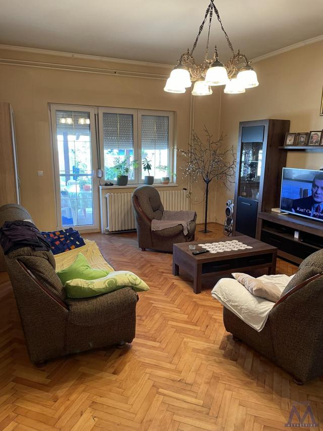 Novi Sad, Klisa, Sentandrejski put, na prodaju spratna kuća od ukupno 178m2, na placu od 700m2. 
U s