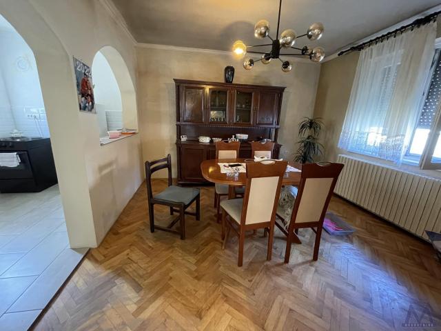 Novi Sad, Klisa, Sentandrejski put, na prodaju spratna kuća od ukupno 178m2, na placu od 700m2. 
U s