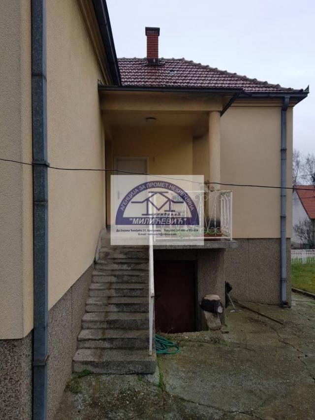 Komforna porodicna  kuca u Topoli Varosici, brzo useljiva, u mirnom delu varosi