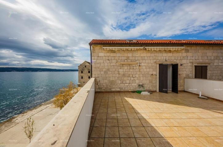 Kuća Prodaja prekrasne vile na moru, okolica Trogira