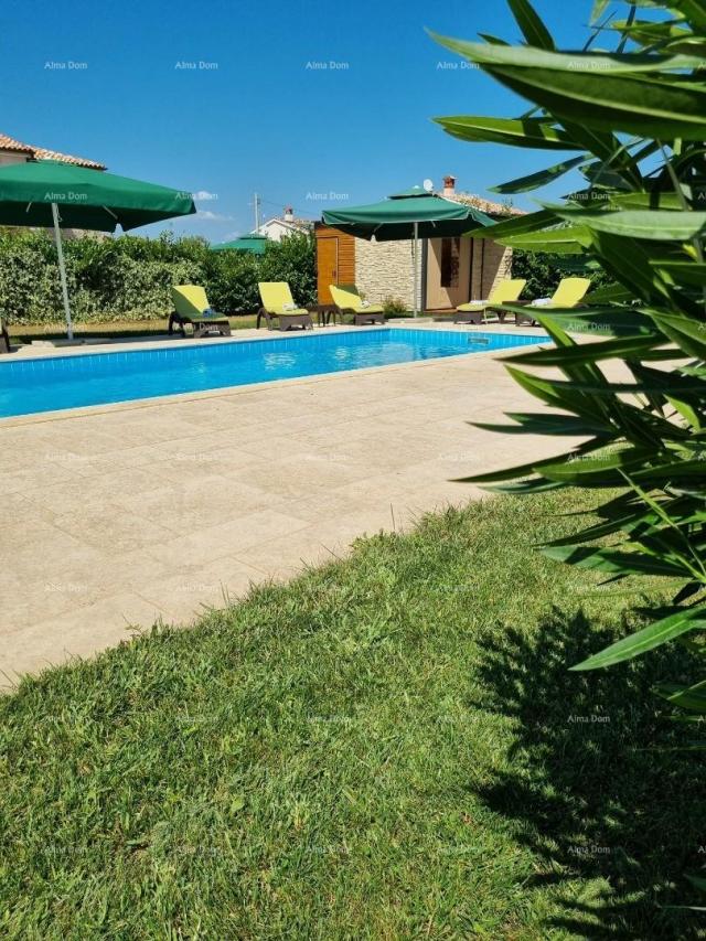 Kuća Istarska županija. Blizina Marčane, samostojeća kuća sa bazenom za odmor. 