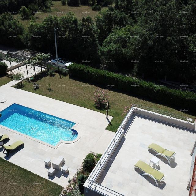 Kuća Istarska županija. Blizina Marčane, samostojeća kuća sa bazenom za odmor. 