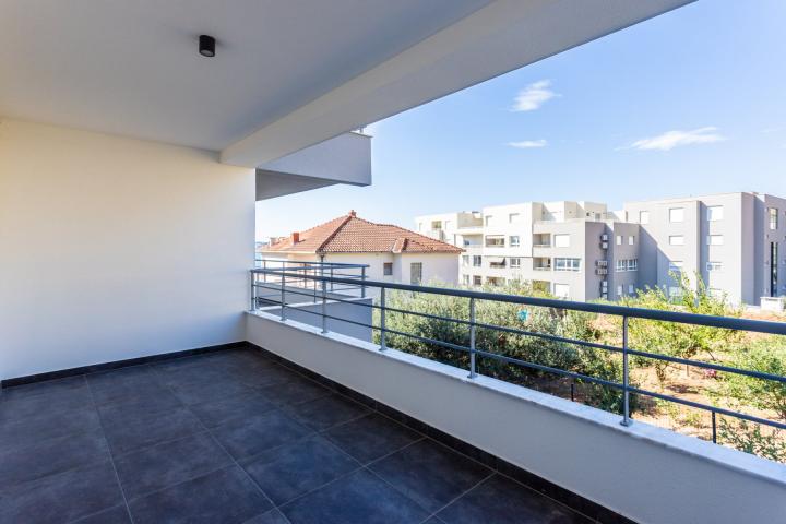 Trogir okolica - dvosoban stan s balkonom i garažnim mjestom  (S 11)