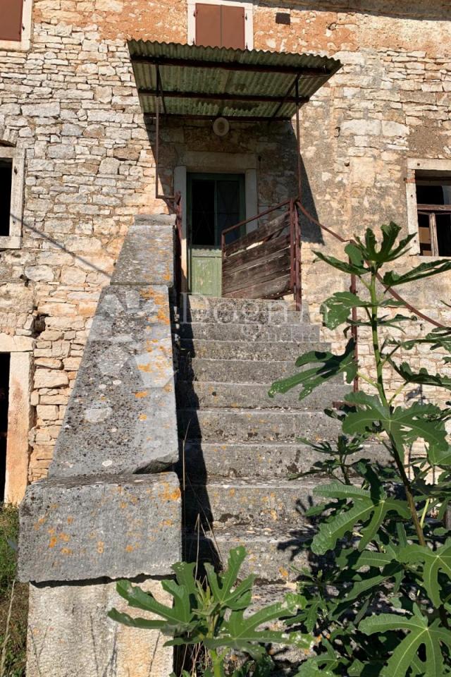 SVETVINČENAT – imanje s dvije kamene kuće na lijepoj lokaciji