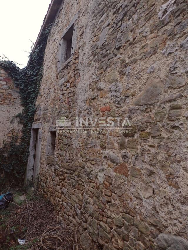 Motovun, Kamena kuća u starogradskoj jezgri s građevinskom dozvolom