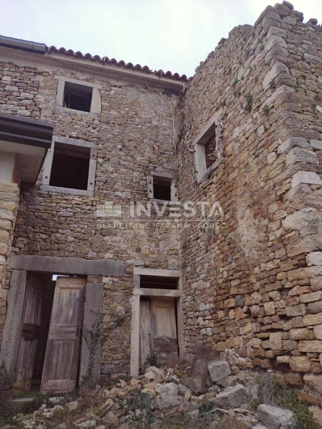 Motovun, Kamena kuća u starogradskoj jezgri s građevinskom dozvolom