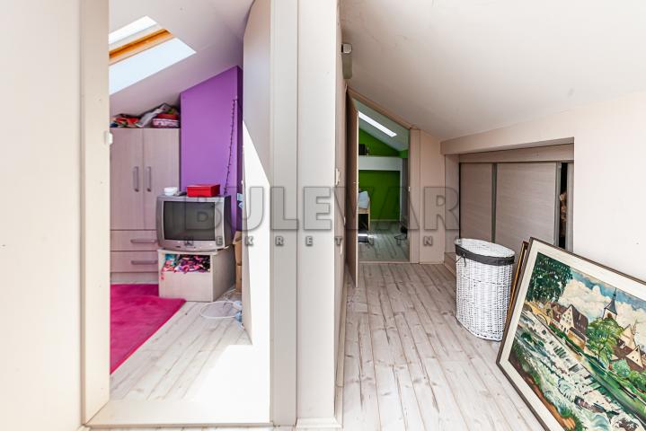 Luksuzno  opremljen  četvorosobni  stan  u  centru  grada, 130 m2