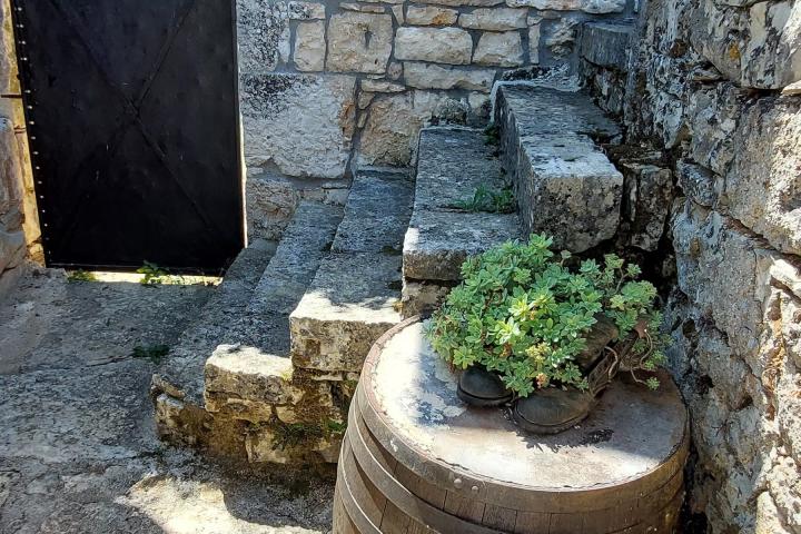 Lovreč, autohtona kamena vila s prostranim imanjem
