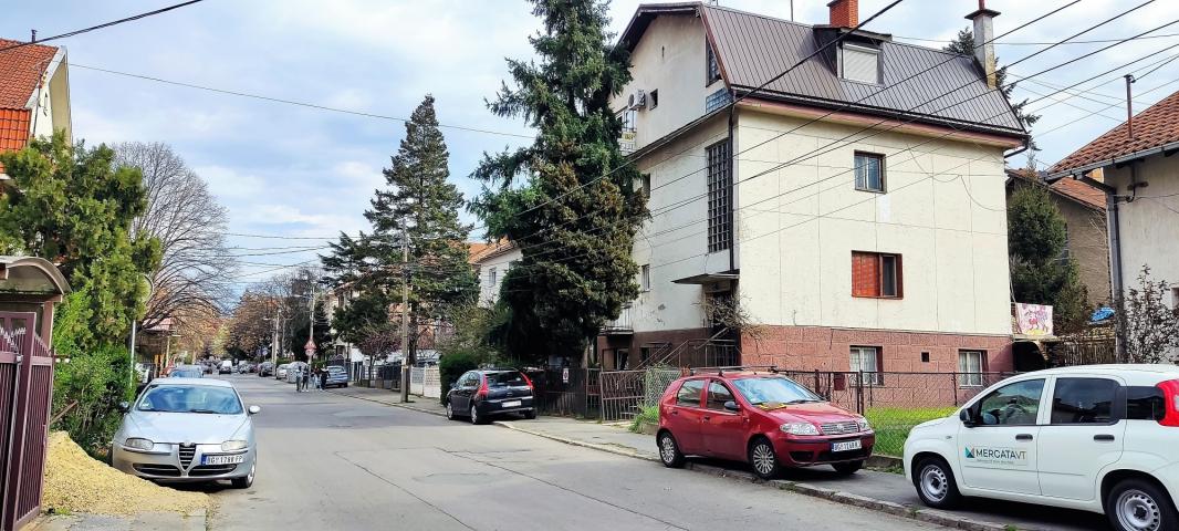 Medakovićeva, zaseban deo kuće, sa garažom, dvorištem i 2 stana  .. 