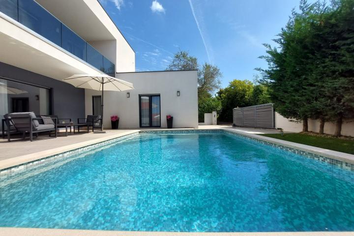 Šišan, moderna villa s bazenom na mirnoj lokaciji