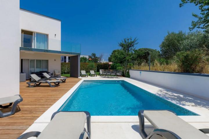 Medulin, Pomer, moderna samostojeća kuća NKP 400 m2 s bazenom  u blizini  mora
