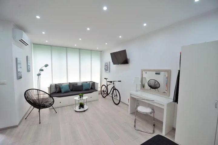 Split, Brodarica  garsonijera-studio apartman 40, 50 m2
