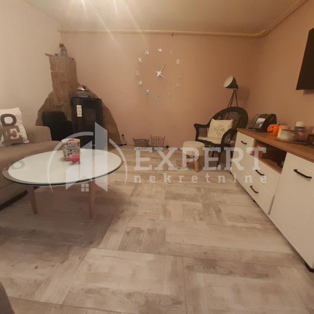Odlična porodična kuća sa lokalom i pomoćnim objektom,  420 m2, 14 ari plac, Malča
