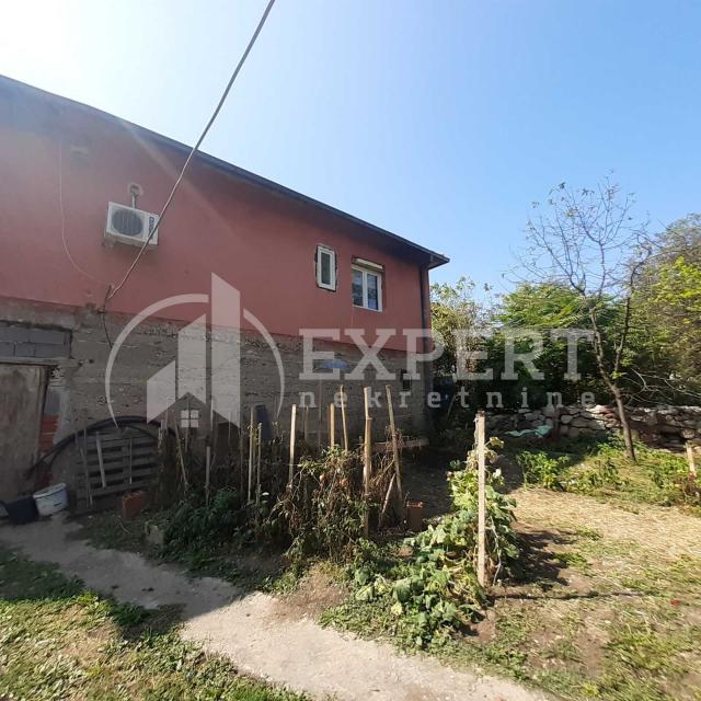 Odlična porodična kuća sa lokalom i pomoćnim objektom,  420 m2, 14 ari plac, Malča
