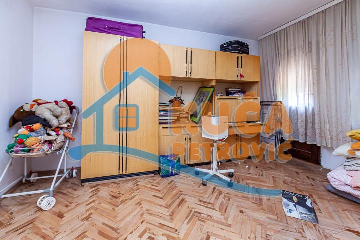 Na prodaju kuća 136m2 u blizini škole Kole Rašić na placu od 334m2
