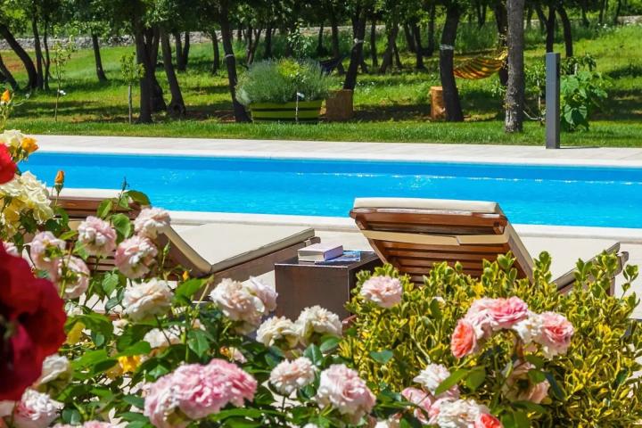 Istra, Bale, vila s bazenom na imanju od 30. 000 m2 u osami