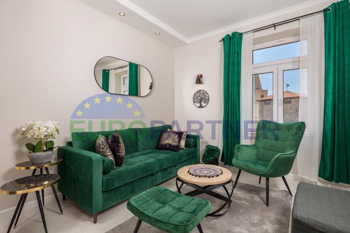 OPATIJA, LOVRAN - apartment in a villa, 145 m2 with sea view, 100 m from the beach.