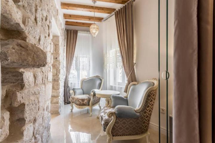 Trogir, ekskluzivan najam predivnog trosobnog stana u starom gradu