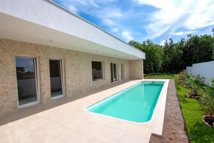 Labin, Santalezi - prekrasna kamena villa okružena zelenilom s bazenom, NKP 171, 29 m2