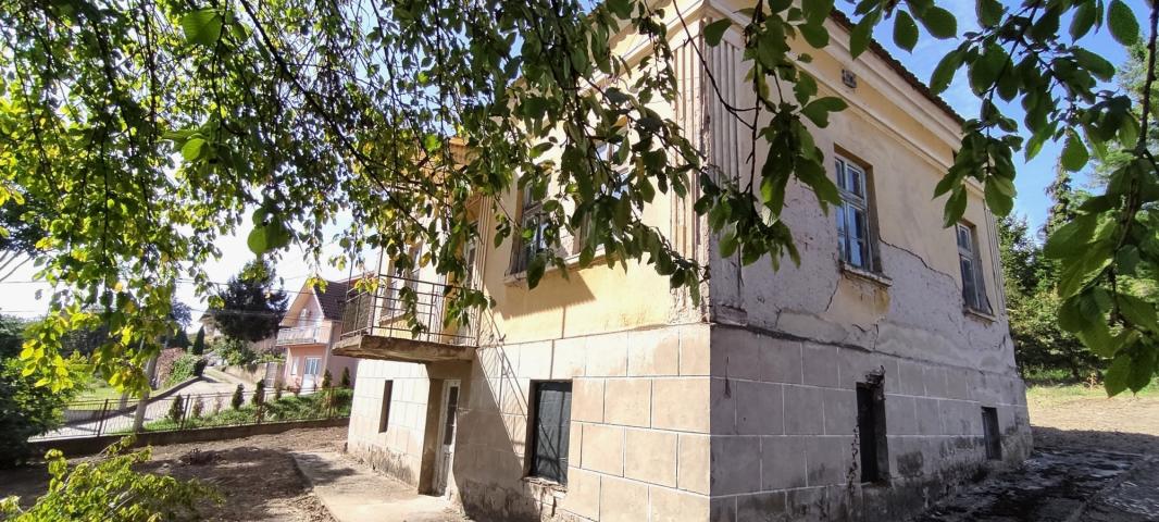 Vinča, stara kuća sa pomoćnim zgradama na 73 ara .. 