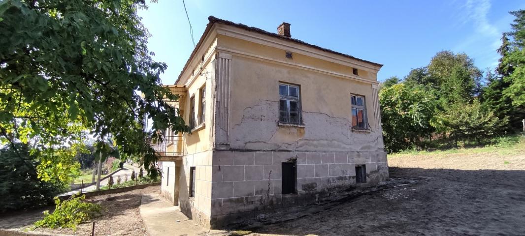 Vinča, stara kuća sa pomoćnim zgradama na 73 ara .. 