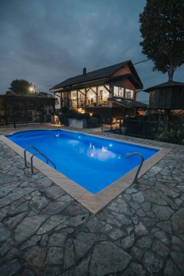 Vila sa bazenom  Adice  370 m2