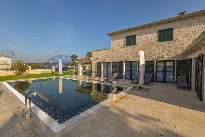 Moderna vila sa bazenom i velikom okućnicom