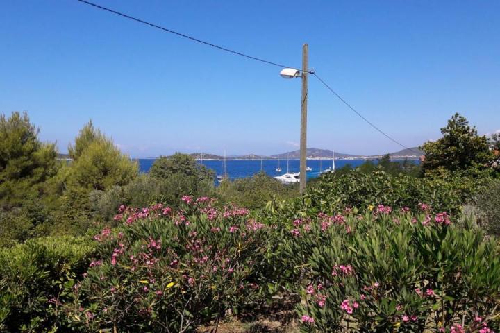 Otok Prvić - lijepa kuća s mediteranskim vrtom blizu mora