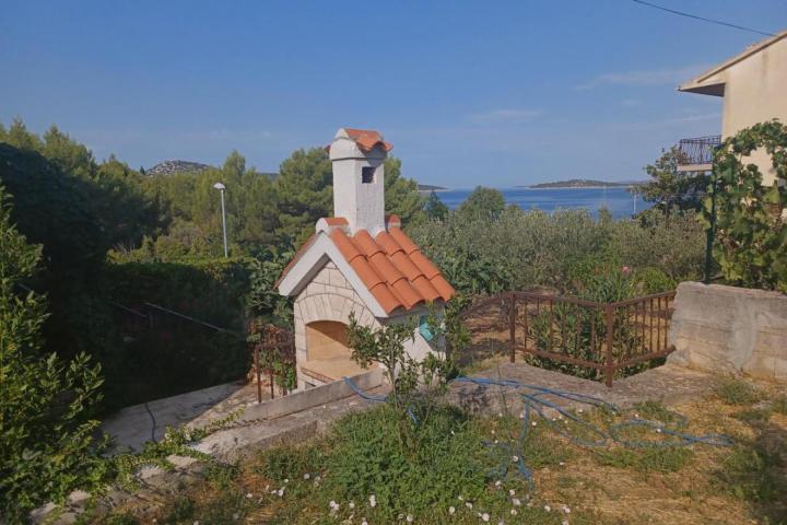 Otok Prvić - lijepa kuća s mediteranskim vrtom blizu mora