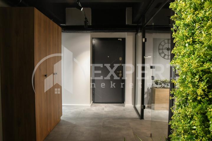 Izdaje se Lux poslovni prostor u Elektronskoj Industriji, 350m2!