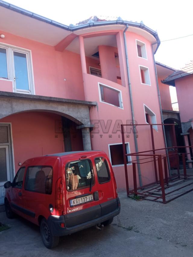 Izdavanje kuće u Kragujevcu, naselje Bagremar– površina 294 m2, plac 374 m2, pogodno za poslovni pro