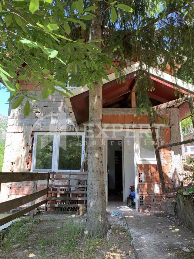 Kuća  za  odmor  u  Proseku, pored  Nišave, 75 m2, na  placu  331 m2