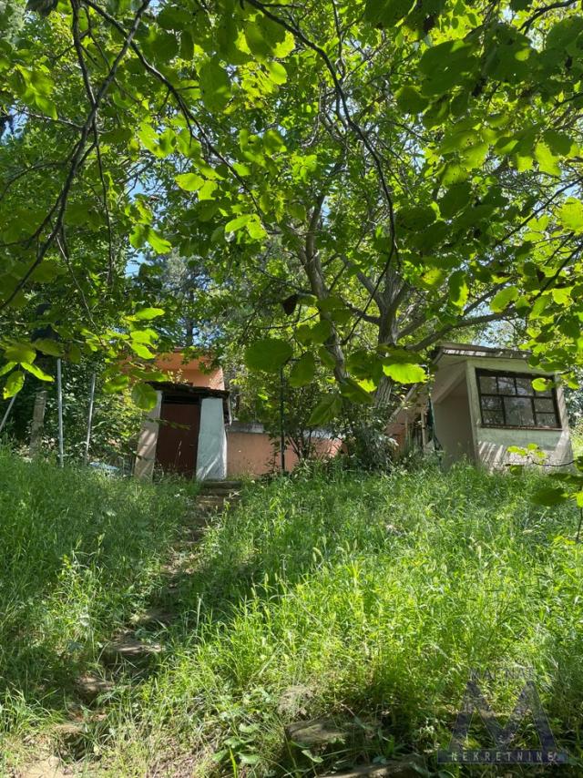 Bukovac, na obroncima Fruške gore, u prelepoj prirodi, sa otvorenim pogledom, prodajemo stambeni obj