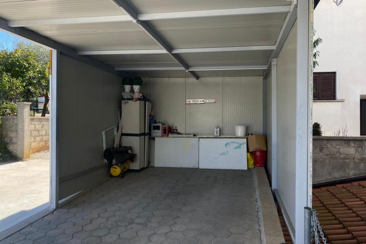 Istra, Vrsar, prostrani stan u prizemlju od 104 m2