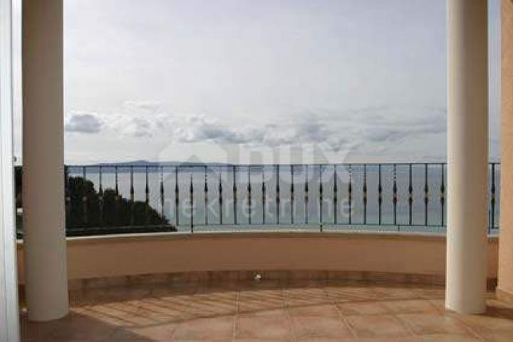 MAKARSKA, PODGORA- Stan s balkonom s pogledom na more