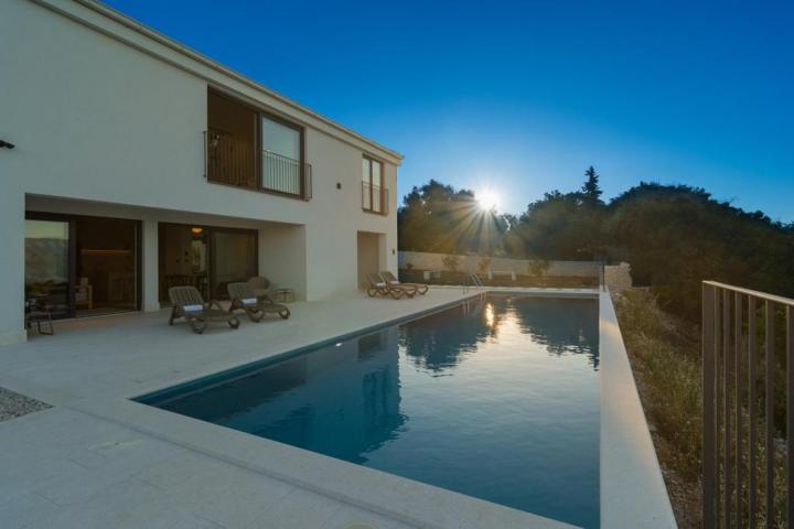 Brač, Škrip, luksuzna villa s bazenom + građevinsko zemljište 1000 m2 s projektom 