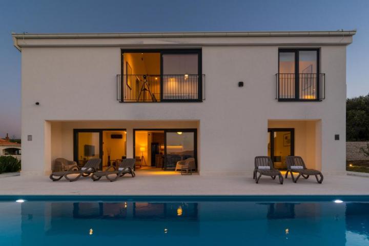 Brač, Škrip, luksuzna villa s bazenom + građevinsko zemljište 1000 m2 s projektom 