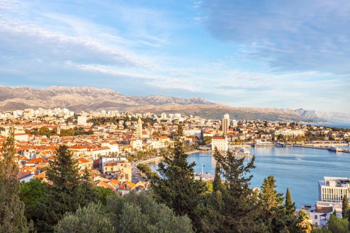 Split, grad, veliki poslovni prostor s izlogom na prometnici